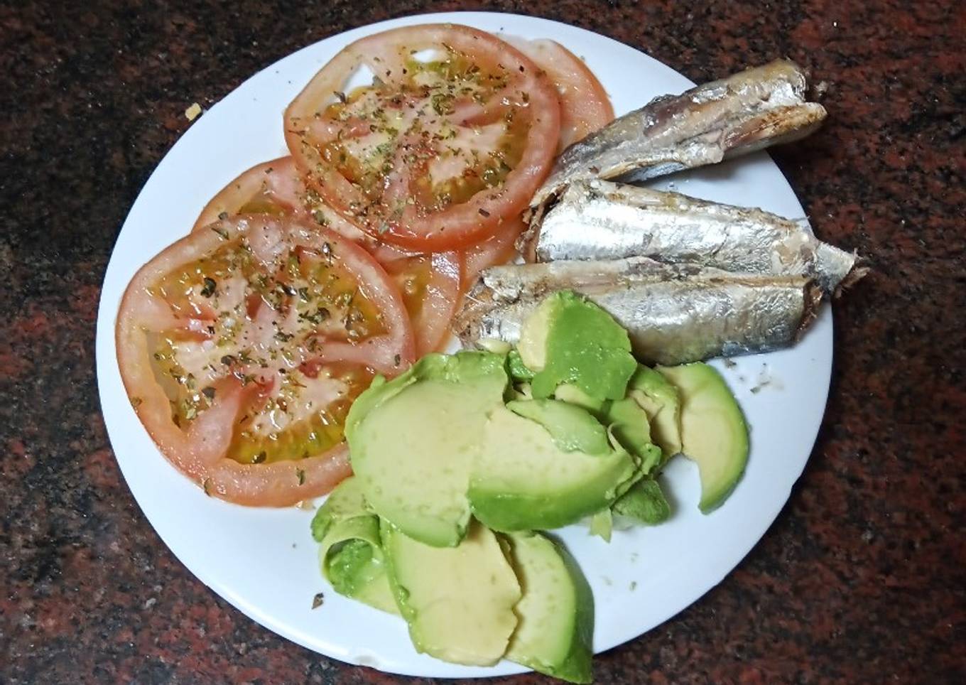 Ensalada de sardinas, tomate aliñado y aguacate