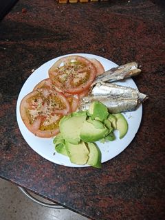 Una foto de Ensalada de sardinas, tomate aliñado y aguacate