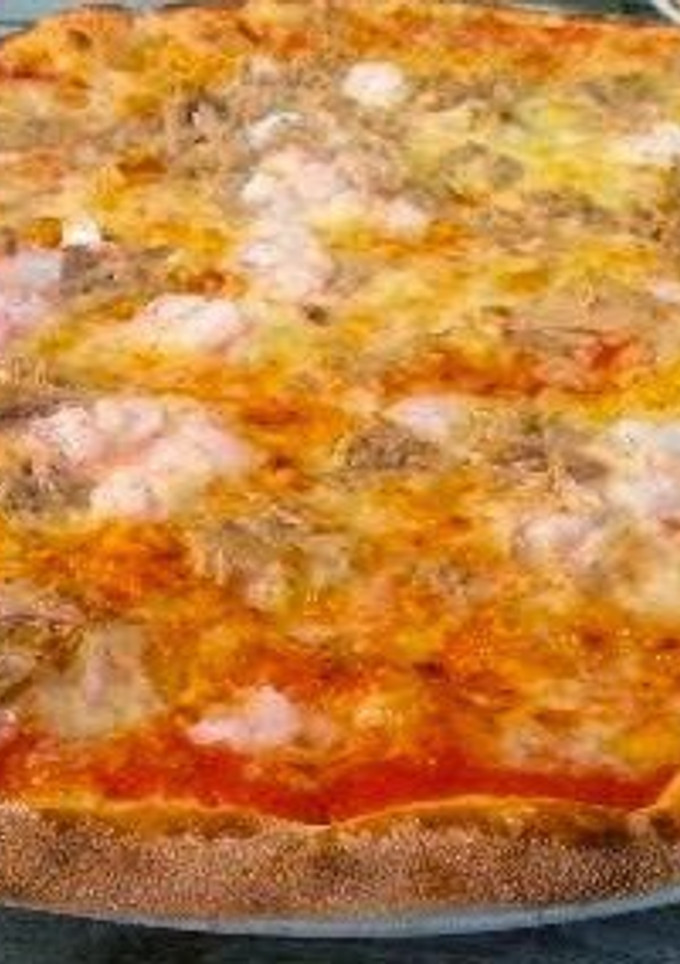 Una foto de Pizza atún y gambas