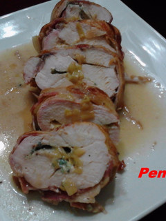 Una foto de Pechuga rellena de Roquefort, envuelta en panceta crujiente con trufa