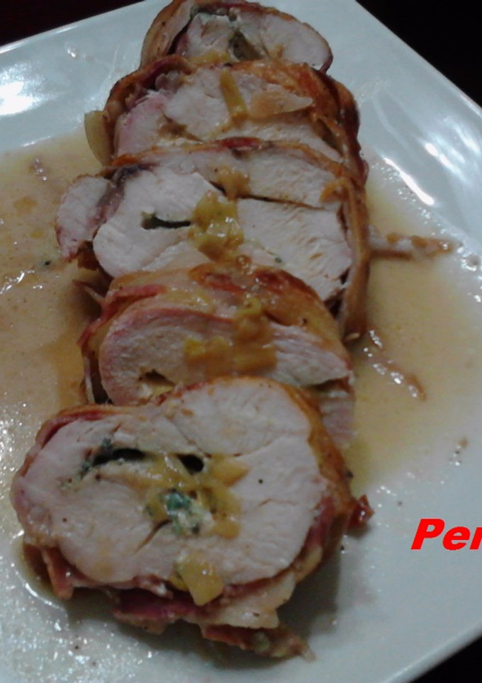 Una foto de Pechuga rellena de Roquefort, envuelta en panceta crujiente con trufa