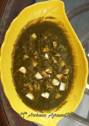 A picture of Palak paneer.