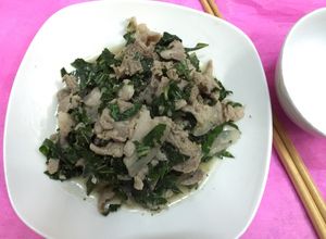 Hình của món Thịt heo rừng xào lá lốt.