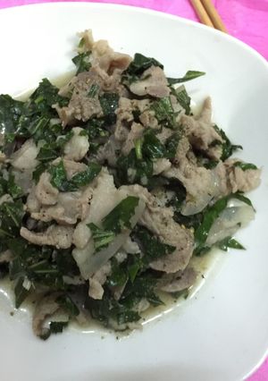 Hình của món Thịt heo rừng xào lá lốt.