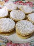 Alfajores de maicena con manjar de olla