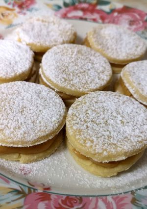Una foto de Alfajores de maicena con manjar de olla