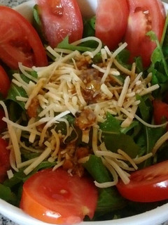 Una foto de Ensalada de rúcula, tomates, provolone & vinagreta