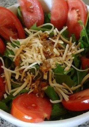 Una foto de Ensalada de rúcula, tomates, provolone & vinagreta