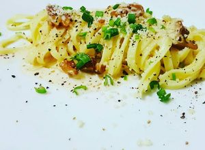 Una foto de Fideos cintas con crema de nueces