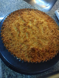 Una foto de Tarta de coco y dulce de leche clásica. Muy fácil elaboración!