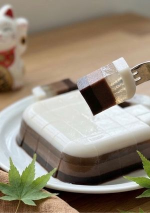 Une photo de 🌱 Gelée en couches à la noix de coco et à l’eau de coco