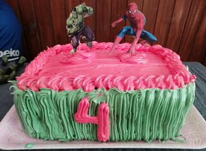 Una foto de Torta de cumpleaños Hulk vs Hombre Araña