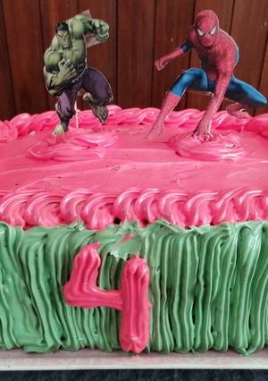 Una foto de Torta de cumpleaños Hulk vs Hombre Araña