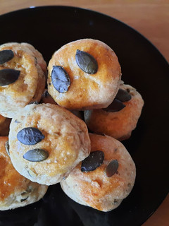Tej- és tojásmentes tökmagos pogácsa recept fotója