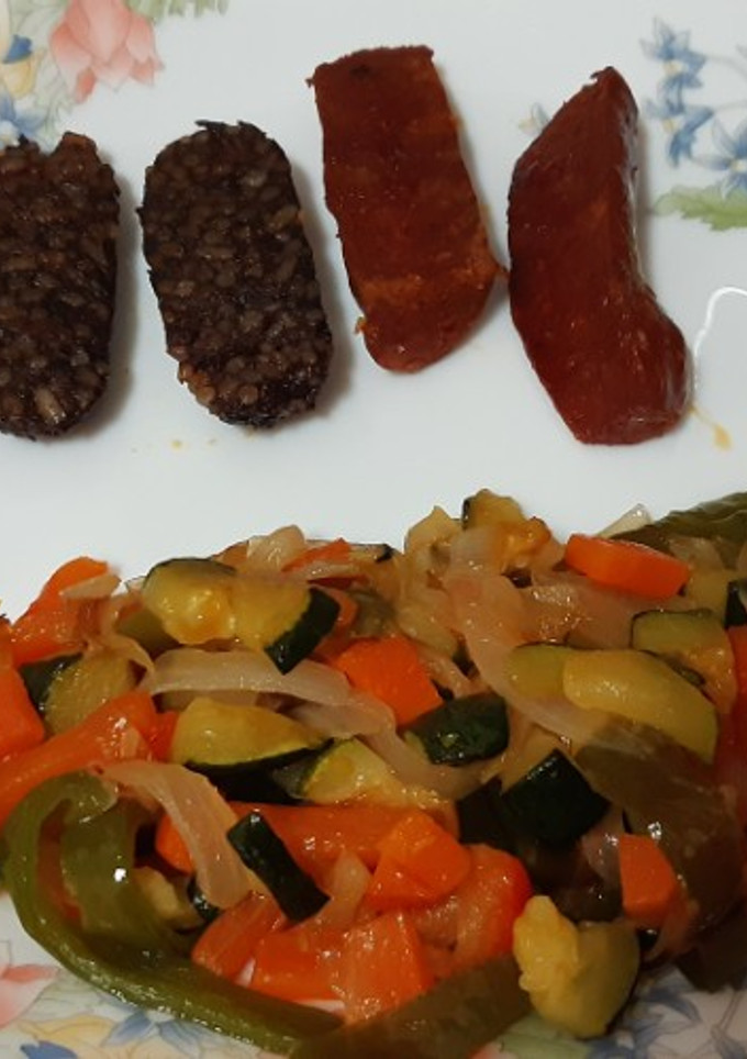 Una foto de Fritada de verduras con butifarra negra y chorizo