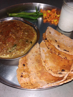 મકાઈ બાજરી ની રોટલી ને રીંગણ નું ભડથું (Makai Bajri Rotli Recipe in Gujarati) રેસીપી મુખ્ય ફોટો