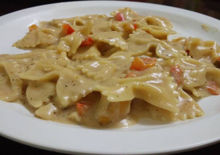 Bowties with veggies in creamy sauce Bowties with veggies in creamy sauce
