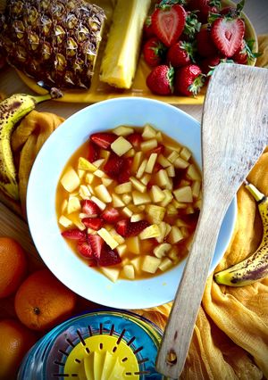 Una foto de ¡Macedonia de frutas! 🍎🍌🍓🍍🍊