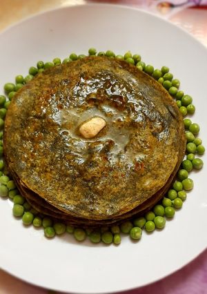 बथुआ और मटर के परांठे (bathua aur matar ke parathe recipe in Hindi) रेसिपी मुख्य फोटो