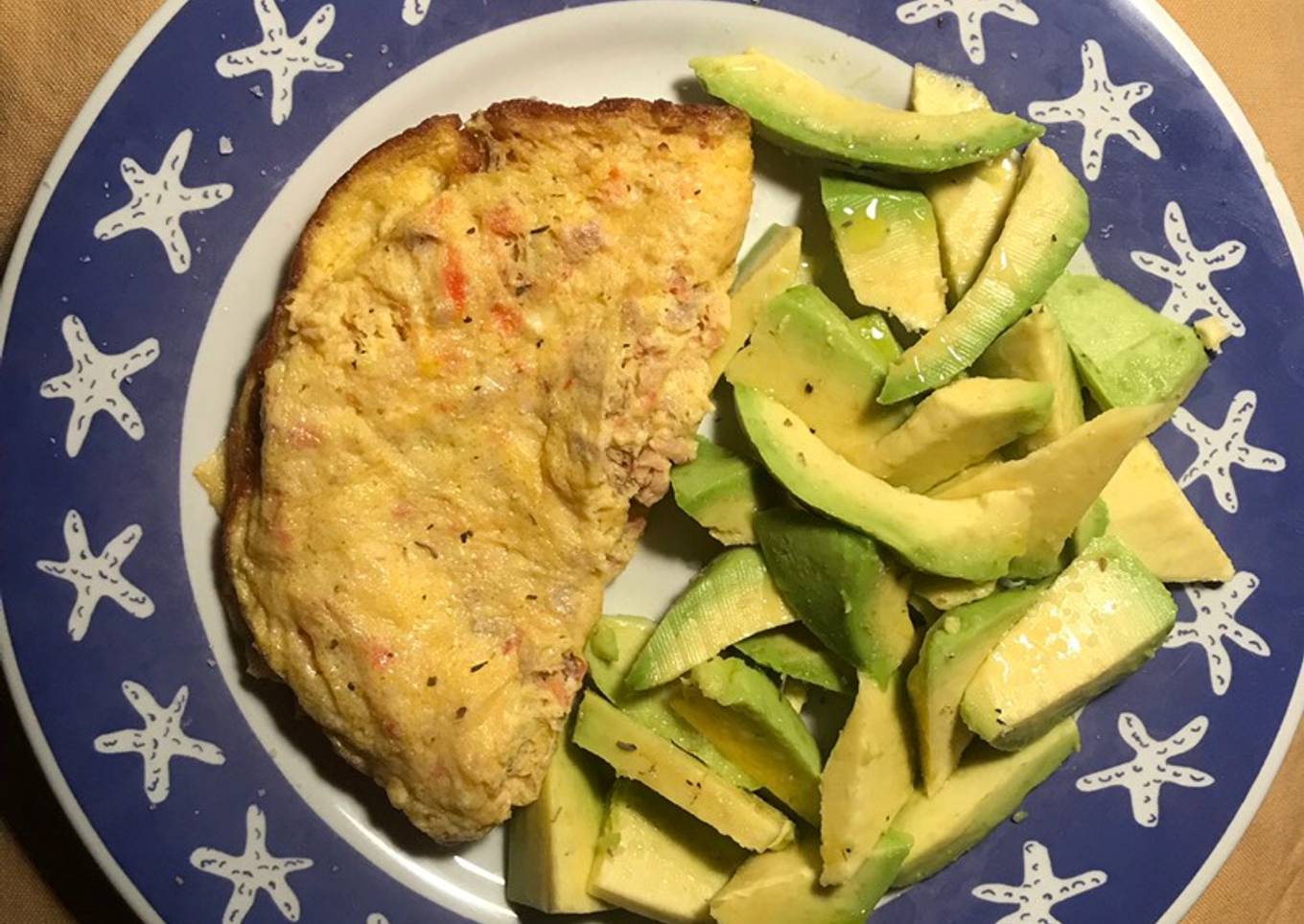 Tortilla francesa de atún y tomate, con aguacate
