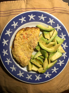 Una foto de Tortilla francesa de atún y tomate, con aguacate