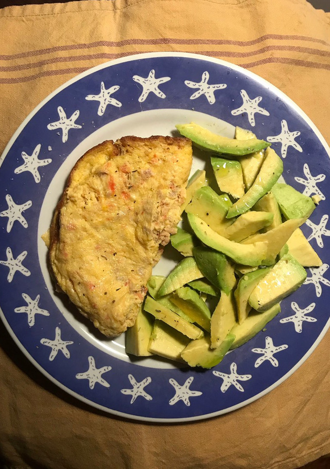 Una foto de Tortilla francesa de atún y tomate, con aguacate