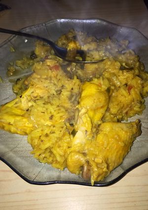 Una foto de Arroz con azafrán, zucchinis y hongos con alitas de pollo