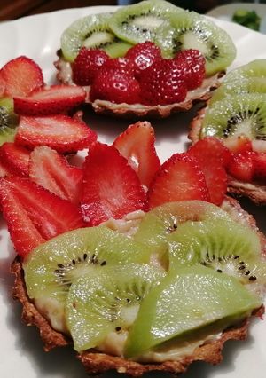 Una foto de Tartaletas de crema pastelera y fruta 👍👌🍓🥝