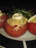 Tomates rellenos con ensalada fresca