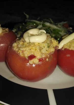 Una foto de Tomates rellenos con ensalada fresca