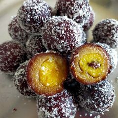 A picture of Kala Jamun.