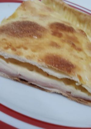 Una foto de Tarta de jamón y queso con azúcar