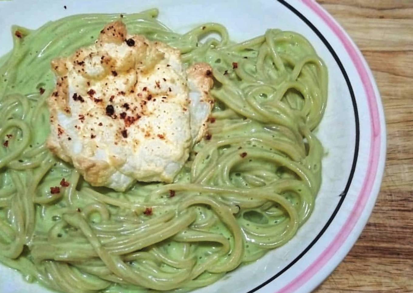 Espaguettis con salsa de aguacate y nube de huevo