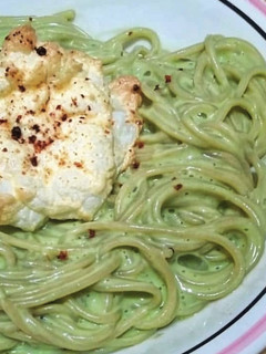 Una foto de Espaguettis con salsa de aguacate y nube de huevo