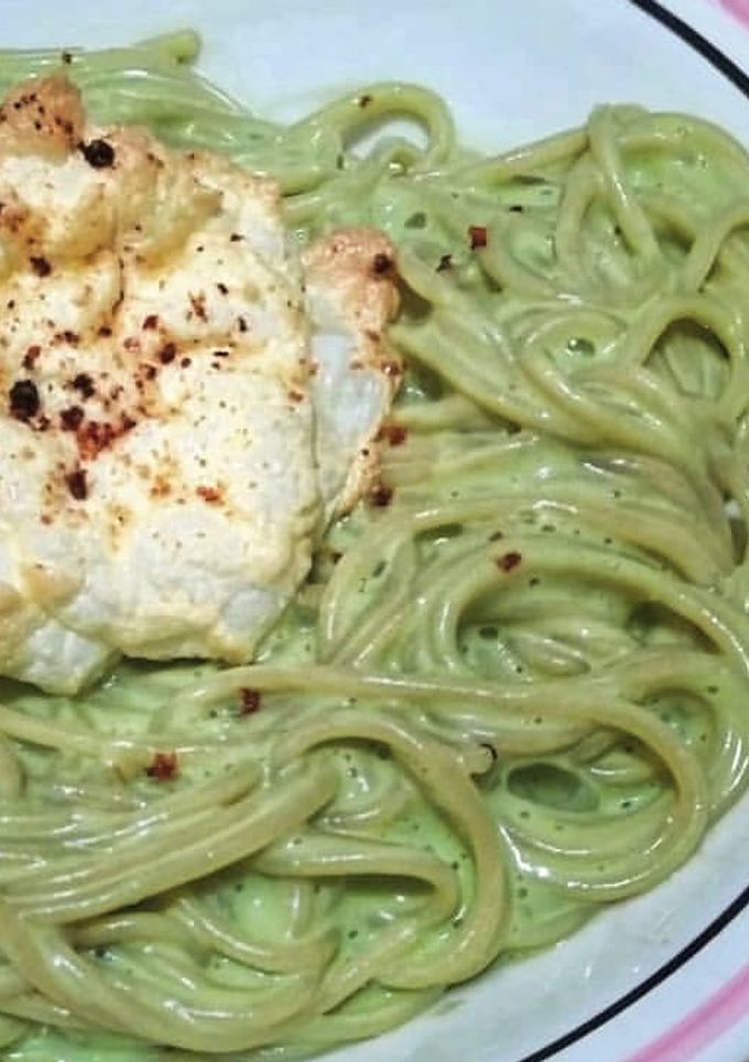 Una foto de Espaguettis con salsa de aguacate y nube de huevo