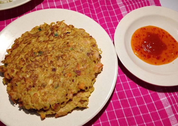 Cara Gampang Menyiapkan Martabak Indomie Kornet Udang, Sempurna