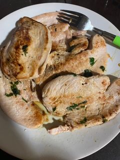 Una foto de Pechuga de pavo con salsa de cuatro pimientas