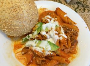 Una foto de Penne al guajillo