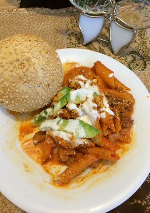 Una foto de Penne al guajillo