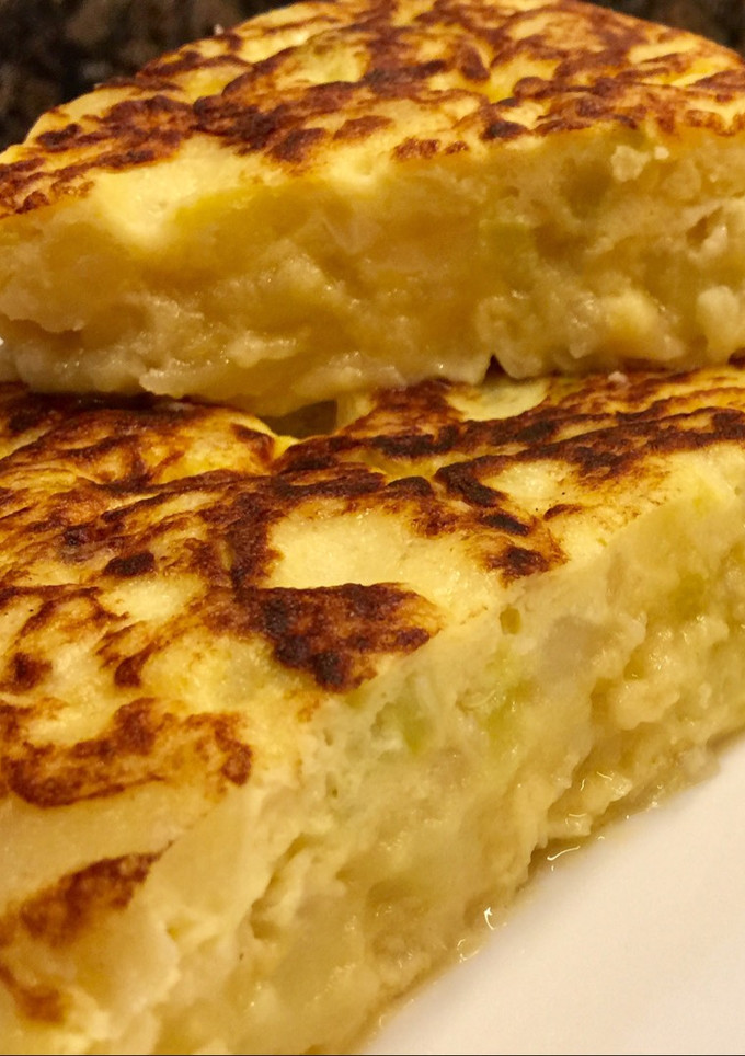 Una foto de Tortilla de calabacín y patatas
