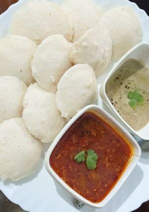 A picture of Idli sambhar.