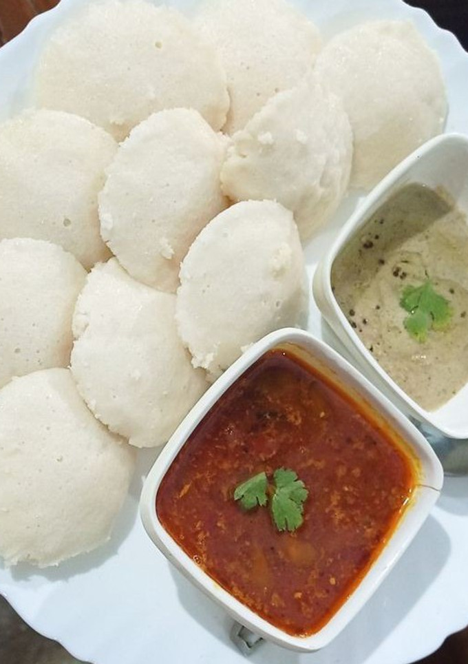 A picture of Idli sambhar.