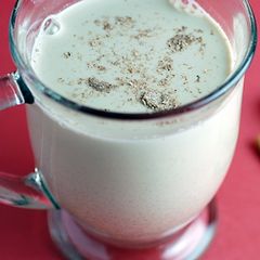 A picture of Eggnog (non-alcoholic drink).