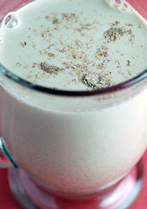 A picture of Eggnog (non-alcoholic drink).