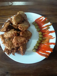 Una foto de Frituras de malanga con guarnición de pimiento y aceituna!!!!