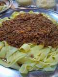 Pasta larga al raggu a la bolognese