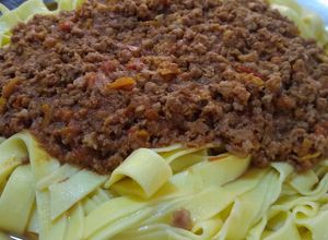 Una foto de Pasta larga al raggu a la bolognese