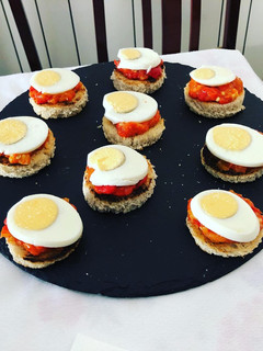 Una foto de Tostadas de asadillo manchego y huevo duro