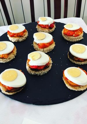 Una foto de Tostadas de asadillo manchego y huevo duro