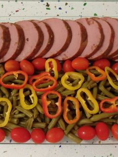 Una foto de Fiambre de pavo con compota de manzana y ensalada de judías con minis